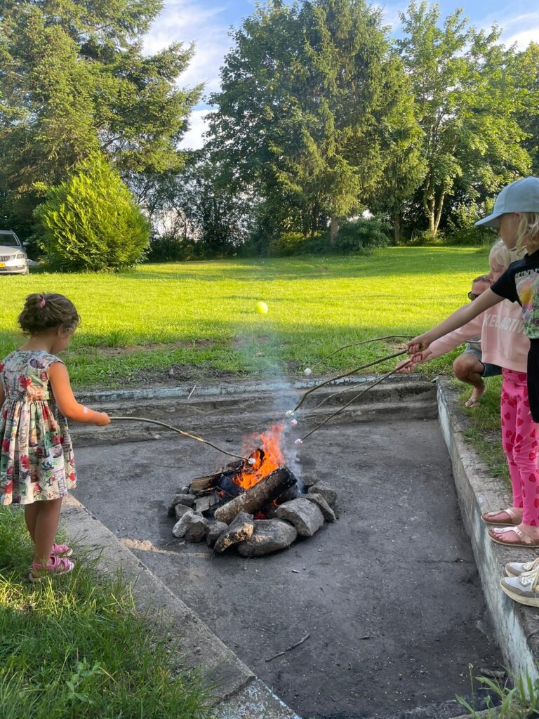 Camping Les Suchères - Kampvuur met peuter