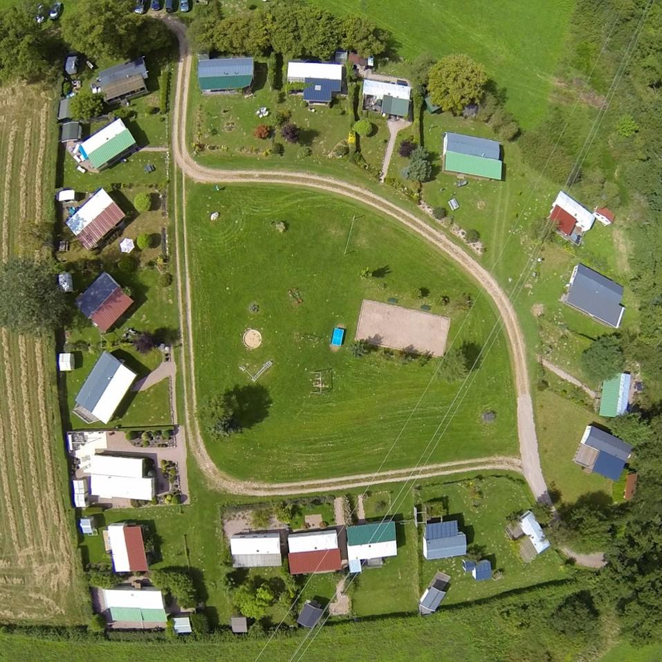 Camping-Les-Suchères-Chaletterrein-La-Sagne-vierkant