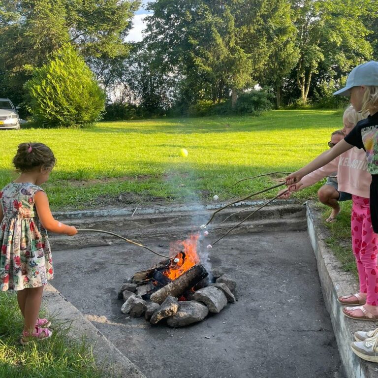 Camping-Les-Suchères-kampvuur-met-peuter-vierkant