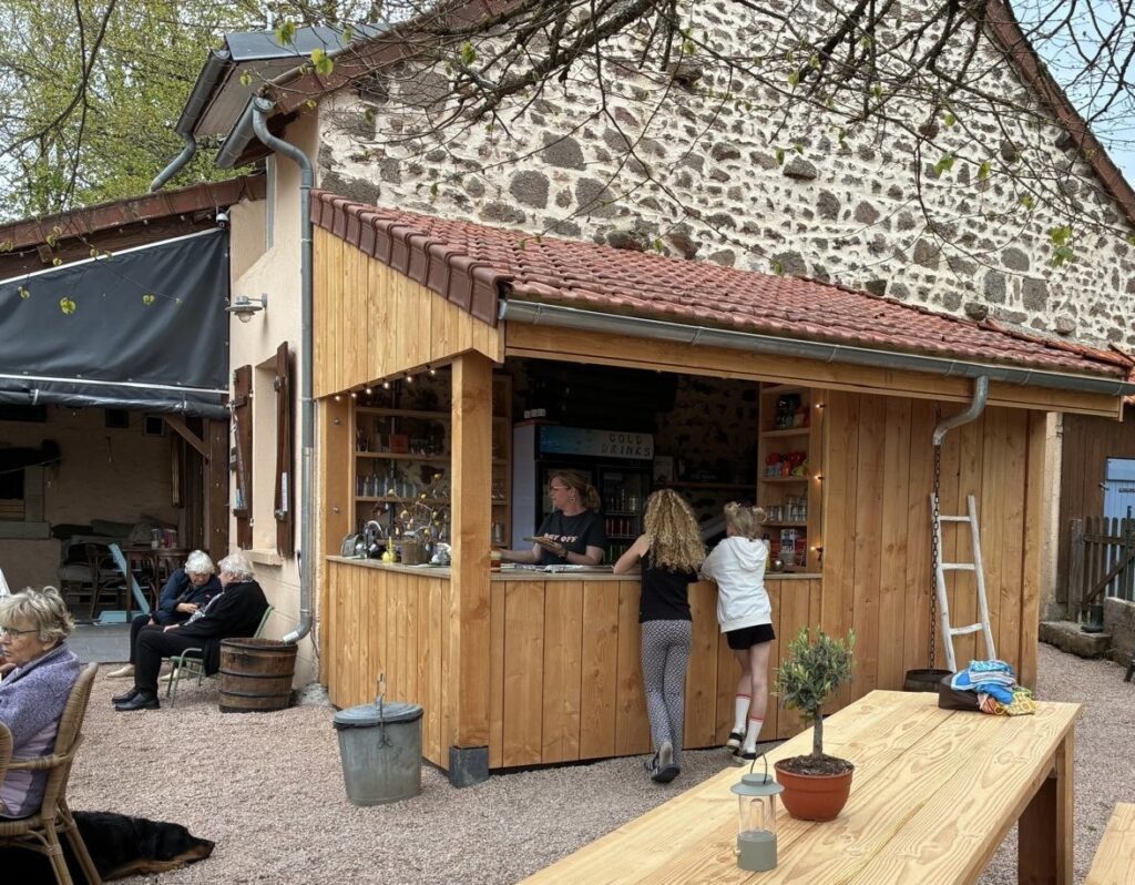 Camping-Les-Suchères-bar-met-mensen-klein-vierkant