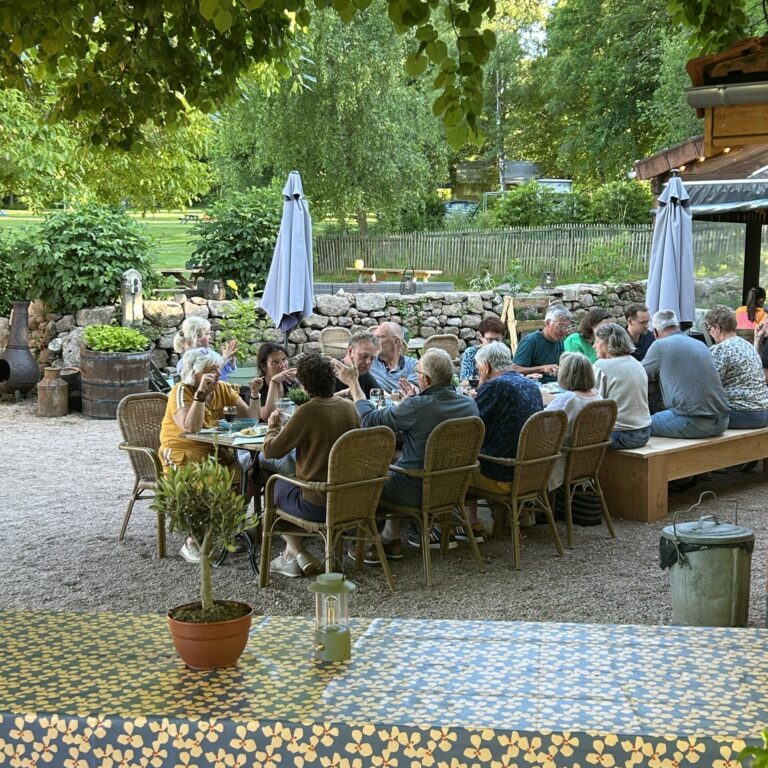 Camping-Les-Suchères-eetavond-vierkant